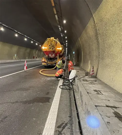 汤原隧道排水渠清淤